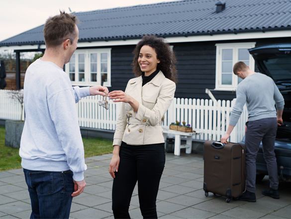 overleverer nøgle til sommerhus